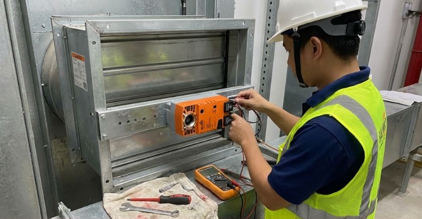 Kỹ thuật viên thực hiện quy trình bảo trì kiểm tra động cơ Belimo